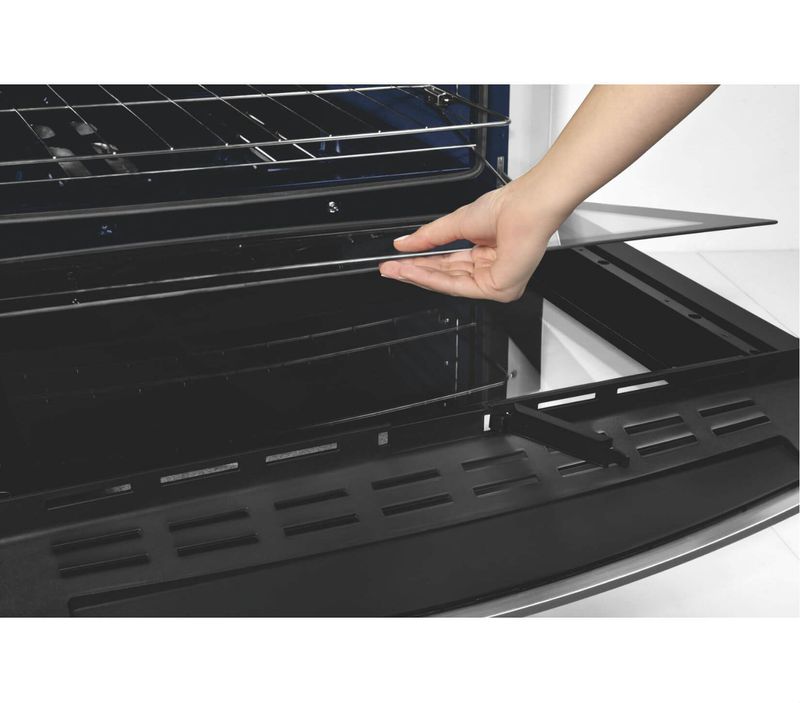 Brastemp_Fogao_BFS6NAB_Imagem_Com_Modelo_Vidro_Removivel_Prateleira3_165x145