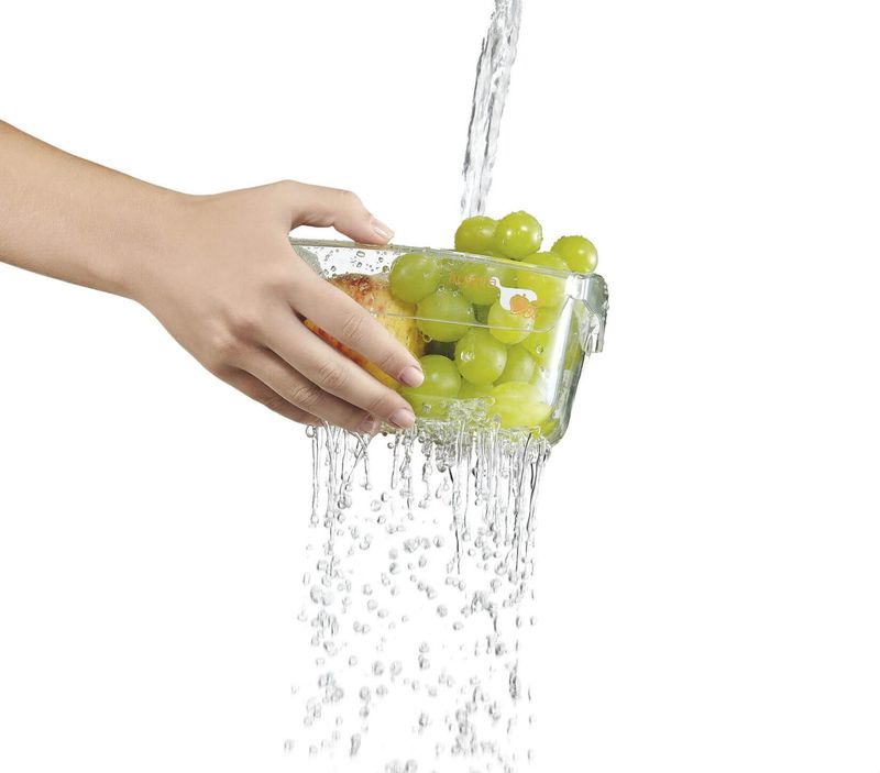 Brastemp_Geladeira_BRM39EB_Imagem_Com_Modelo_Fruteira_Removivel_Prateleira3_165x145