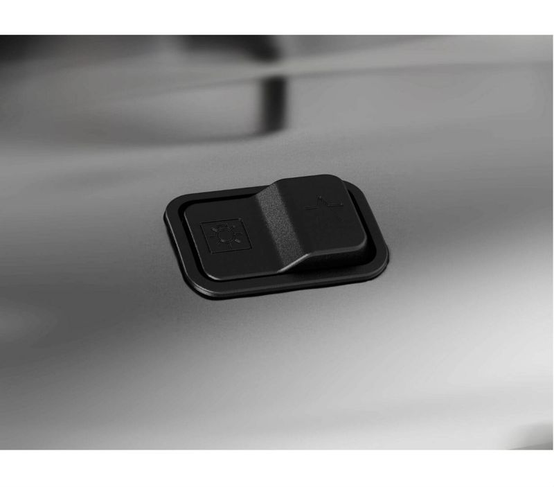 Fogao-6-bocas--fogao-6-bocas-branco-com-mesa-inox-compartimentada-Brastemp-BFS6NBB---Imagem-com-close-no-botao-de-acender-a-luz-do-forno