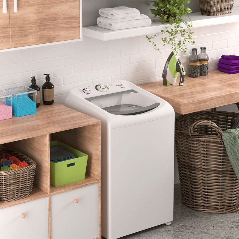 Maquina-de-lavar-roupas-embutida-no-balcao-de-uma-lavanderia-decorada.