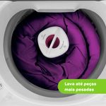 Maquina-de-lavar-roupas-com-um-edredom-roxo-no-cesto-