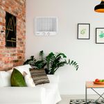 Ar-condicionado-de-janela-instalado-em-um-ambiente-decorado