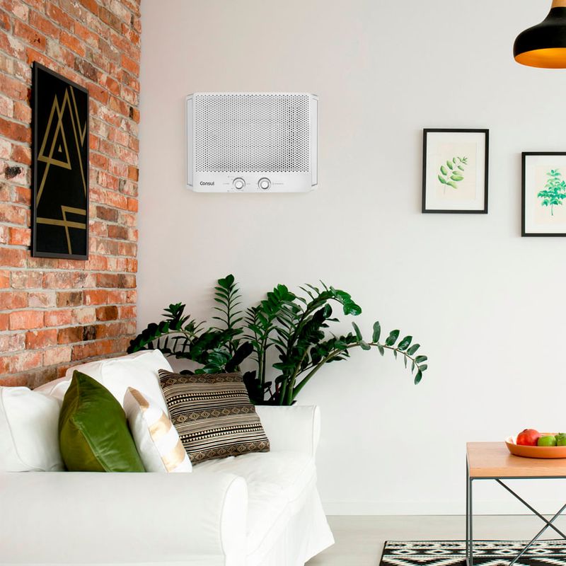 Ar-condicionado-de-janela-instalado-em-um-ambiente-decorado
