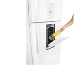 Brastemp_Geladeira_BRK50NB_Imagem_Com_Modelo_Smart_Door_Prateleira1_1650x1450