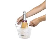 Brastemp_Geladeira_BRK50NB_Imagem_Com_Modelo_Smart_Bar_Prateleira2_1650x1450