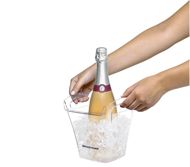 Brastemp_Geladeira_BRK50NB_Imagem_Com_Modelo_Smart_Bar_Prateleira2_1650x1450