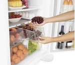 Brastemp_Geladeira_BRM50NB_Imagem_Com_Modelo_Gaveta_Frutas_Prateleira3_1650x1450