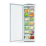 Freezer-vertical-posicionado-de-frente-com-a-porta-aberta-contendo-produtos-em-seu-interior