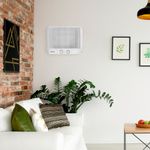 Ar-condicionado-de-janela-instalado-em-um-ambiente-decorado