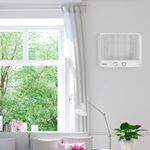 Ar-condicionado-de-janela-instalado-ao-lado-de-uma-janela-em-um-ambiente-decorado
