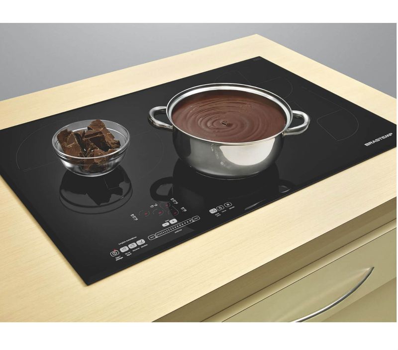 Brastemp_Cooktop_BDJ80AE_Imagem_Produzida_Vasilha_Vidro_Prateleira1_1650x1450