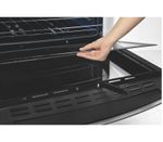 Brastemp_Fogao_BFS5TAB_Imagem_Com_Modelo_Vidro_Removivel_Prateleira3_1650x1450