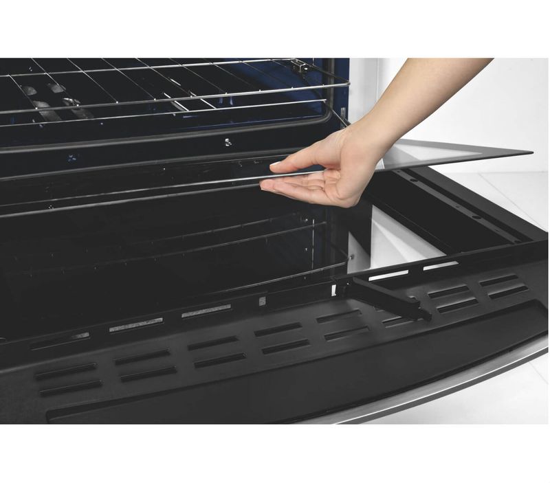 Brastemp_Fogao_BFS5TAB_Imagem_Com_Modelo_Vidro_Removivel_Prateleira3_1650x1450