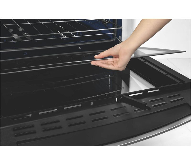 Brastemp_Fogao_BFS5VAB_Imagem_Com_Modelo_Vidro_Removivel_Prateleira4_1650x1450