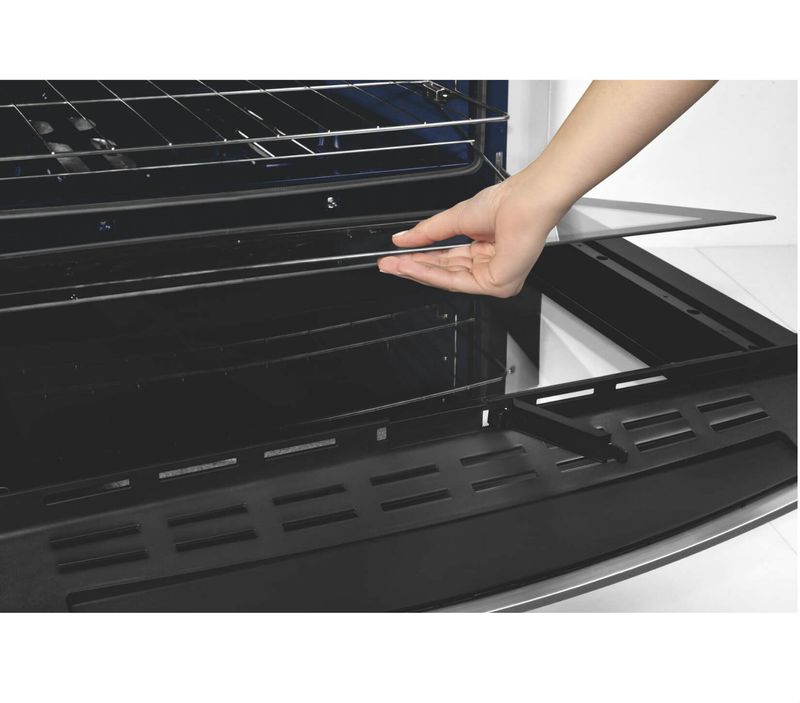 Brastemp_Fogao_BFS4GAB_Imagem_Com_Modelo_Vidro_Removivel_Prateleira6_1650x1450