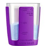 Copo-medidor-transparente-com-detalhes-roxo-contendo-sabao-em-po-azul-em-seu-interior