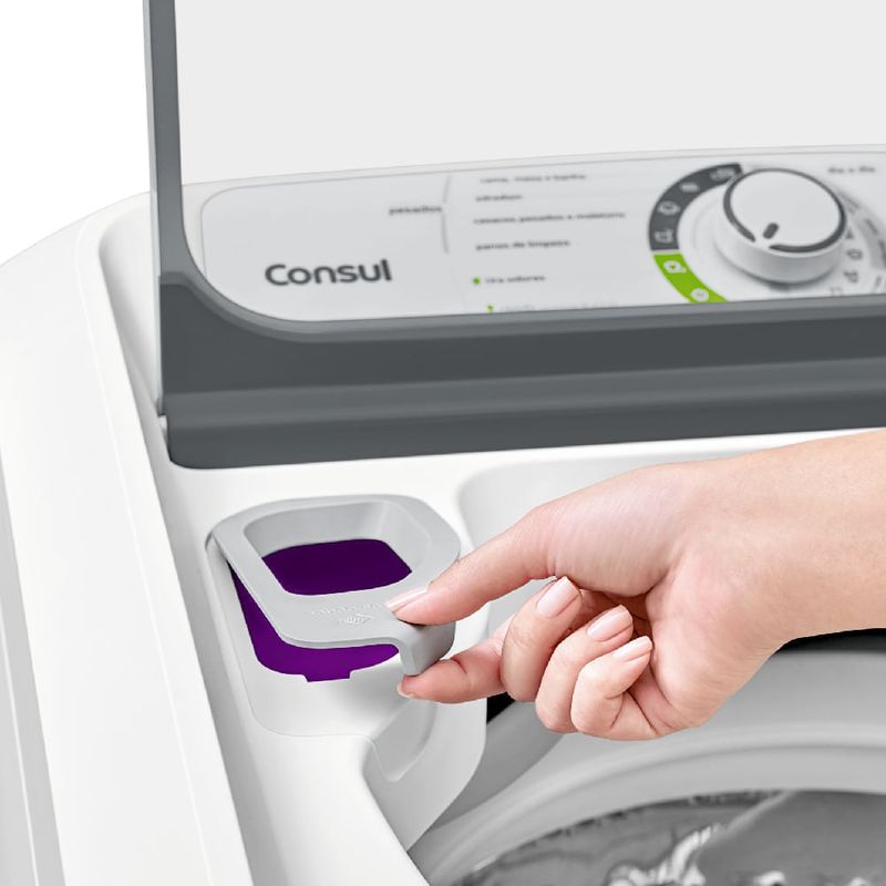 Mao-de-uma-pessoa-retirando-o-dispenser-de-sabao-da-maquina-de-lavar