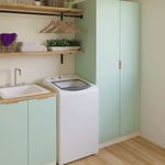 Maquina-de-lavar-roupas-em-uma-area-de-servico-decorada.