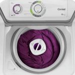 Imagem-superior-da-maquina-de-lavar-com-a-tampa-aberta.-Em-seu-interior-ha-um-edredom-roxo.