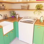 Maquina-de-lavar-roupas-embutida-na-bancada-de-uma-area-de-servico-decorada