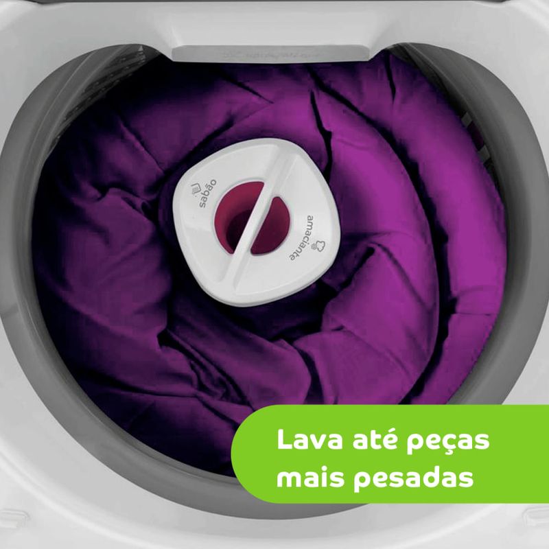 Interior-da-maquina-de-lavar-roupas-contendo-um-edredom-roxo