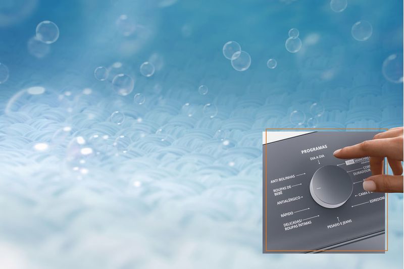 Brastemp_Lavadora_BWK12AB_Imagem_Com_Modelo_Enxague_Antialergico