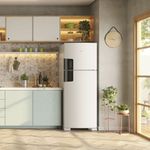 Geladeira-branca-com-puxador-preto-nas-duas-portas-posicionada-em-um-armario-de-parede-em-uma-cozinha.