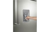 Brastemp_Geladeira_BRW50NR_Imagem_Com_Modelo_Dispenser_Prateleira1_1650x1450