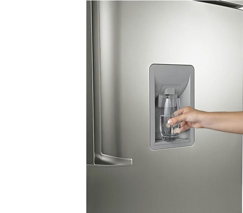 Brastemp_Geladeira_BRW50NR_Imagem_Com_Modelo_Dispenser_Prateleira1_1650x1450