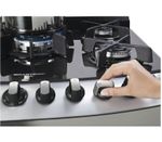 Brastemp_Fogao_BFD5VAR_Imagem_Com_Modelo_Botao_Automatico_Prateleira1_1650x1450