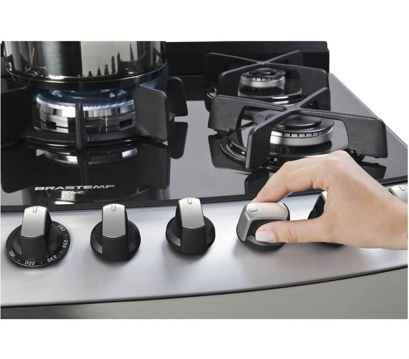 Brastemp_Fogao_BFD5VAR_Imagem_Com_Modelo_Botao_Automatico_Prateleira1_1650x1450