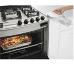 Brastemp_Fogao_BFS5CAR_Imagem_Com_Modelo_Vapor_Prateleira3_1650x1450