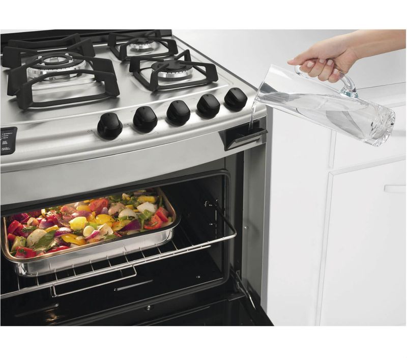 Brastemp_Fogao_BFS5CAR_Imagem_Com_Modelo_Vapor_Prateleira3_1650x1450