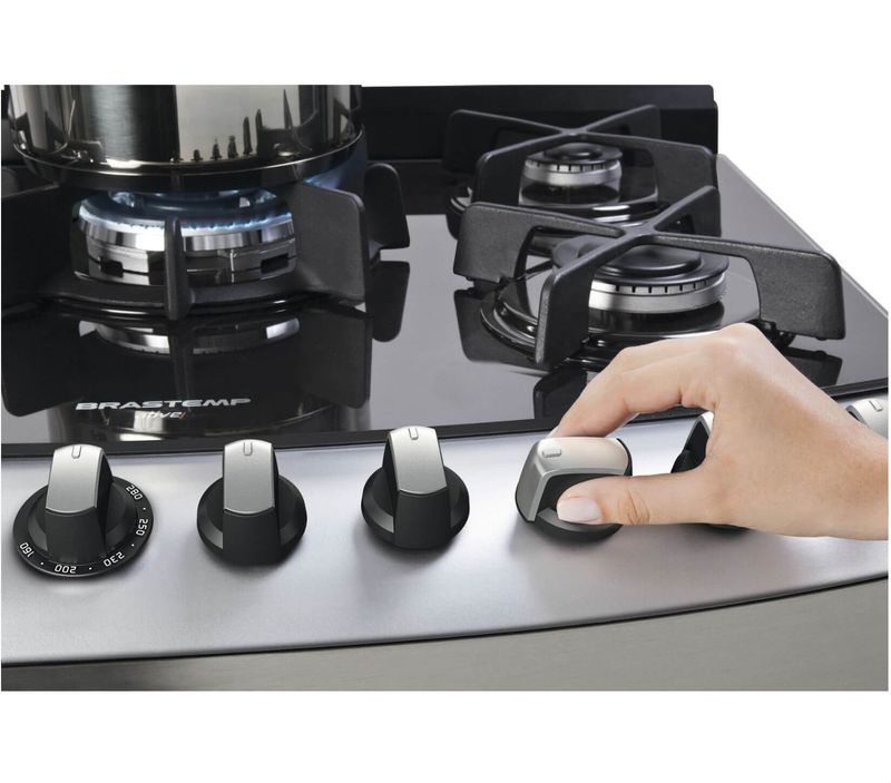 Brastemp_Fogao_BFS5VAR_Imagem_Com_Modelo_Botao_Automatico_Prateleira2_1650x1450