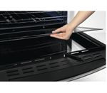 Brastemp_Fogao_BFS4DAR_Imagem_Com_Modelo_Vidro_Removivel_Prateleira4_1650x1450