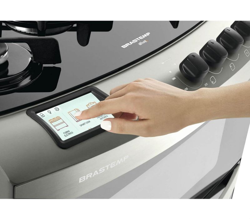 Brastemp_Fogao_BFD5SAR_Imagem_Com_Modelo_Interface_Touch_Prateleira2_1650x1450
